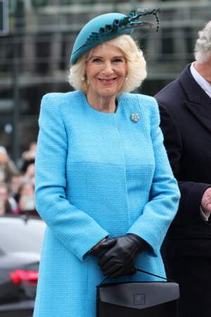 La reine consort Camilla Parker Bowles et sa robe en tweed bleue turquoise signée Bruce Oldfield pour le premier voyage officiel en Europe du roi, le 29 mars 2023