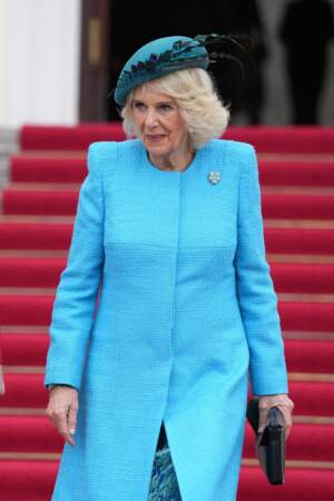La reine consort Camilla Parker Bowles porte le bibi Philip Treacy pour le premier voyage officiel en Europe du roi, le 29 mars 2023 
