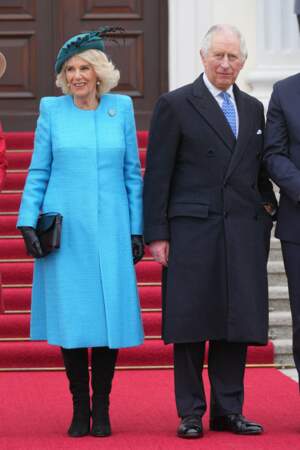Le roi Charles III d'Angleterre et la reine consort Camilla Parker Bowles à leur arrivée à l'aéroport de Berlin, à l'occasion du premier voyage officiel en Europe du roi d'Angleterre, le 29 mars 2023