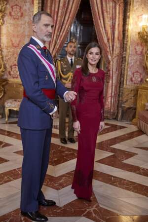 Letizia d'Espagne et sa robe de soirée bordeaux pour assister à la célébration de l'Épiphanie au Palais Royal de Madrid, le 6 janvier 2023