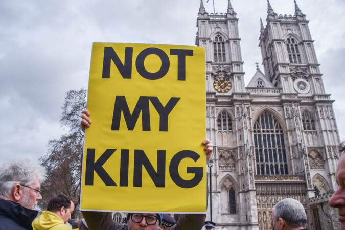 Le roi Charles III accueilli par des manifestants anti-royaliste lors de la cérémonie du Commonwealth Day, le lundi 13 mars 2023