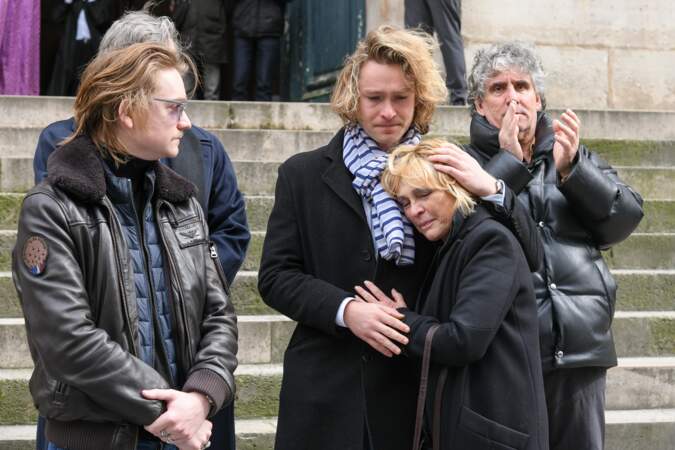 Virginie Ledieu et ses proches en pleurs à la sortie de l'église Saint Roch à Paris