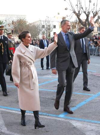 Letizia d'Espagne noue son manteau en laine à la taille à Minorque, le 12 janvier 2023