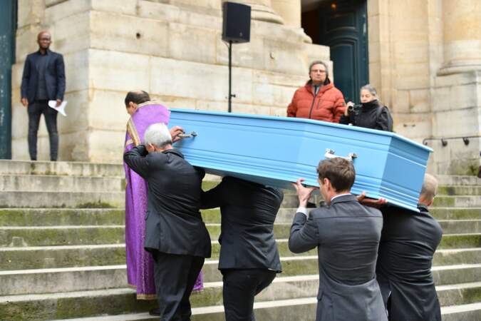 Le cercueil de Marion Game, décédée à l'âge de 84 ans, lors de son entrée dans l'église Saint-Roch à Paris.