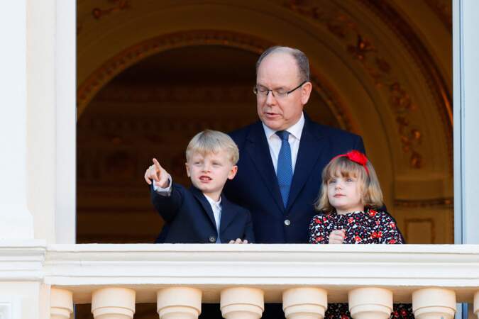 Le prince Albert II de Monaco et ses enfants assistent depuis le balcon du palais à la célébration de la Fête Dieu à Monaco