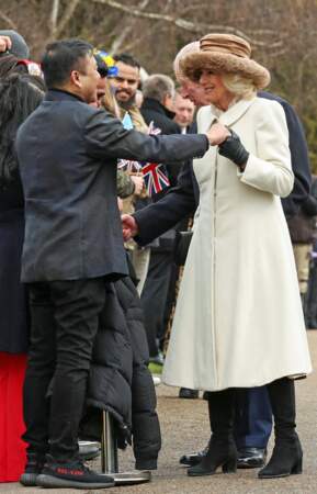 Camilla Parker Bowles arbore sa paire de bottes en daim lors de sa visite au château de Colchester, le 7 mars 2023