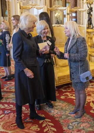Camilla Parker Bowles renoue avec ses bottes noires lors d'une réception pour marquer la Journée internationale de la femme au palais de Buckingham à Londres, le 8 mars 2023
