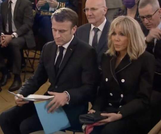Mercredi 8 mars 2023, Brigitte Macron est apparue plus élégante que jamais à l’occasion d’un hommage national consacré à Gisèle Halimi. Au Palais de justice à Paris, la première dame arborait un tailleur pantalon noir.