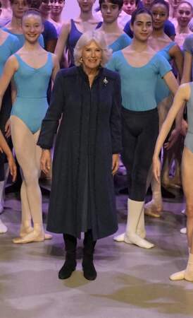 Camilla Parker Bowles et ses bottes noires pour assister à la visite d'Angleterre, lors d'une visite à l'Elmhurst Ballet School de Birmingham, pour célébrer le centenaire de l'école, le 14 mars 2023