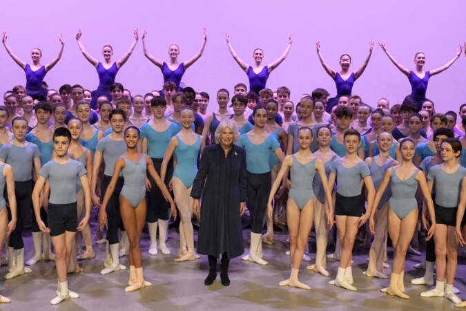 Camilla Parker Bowles renoue avec ses bottes noires pour assister à la visite d'Angleterre, lors d'une visite à l'Elmhurst Ballet School de Birmingham, pour célébrer le centenaire de l'école, le 14 mars 2023