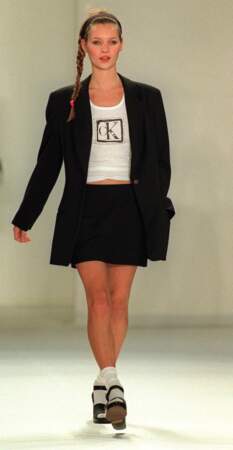 Kate Moss défile pour Calvin Klein à New York en 1993