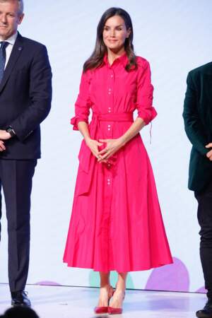 Letizia d'Espagne et sa robe chemise rose fuchsia Roberto Verino, le 16 mars 2023 