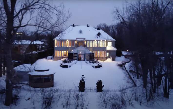 Le soir, la maison couverte de neige a encore plus de charme 