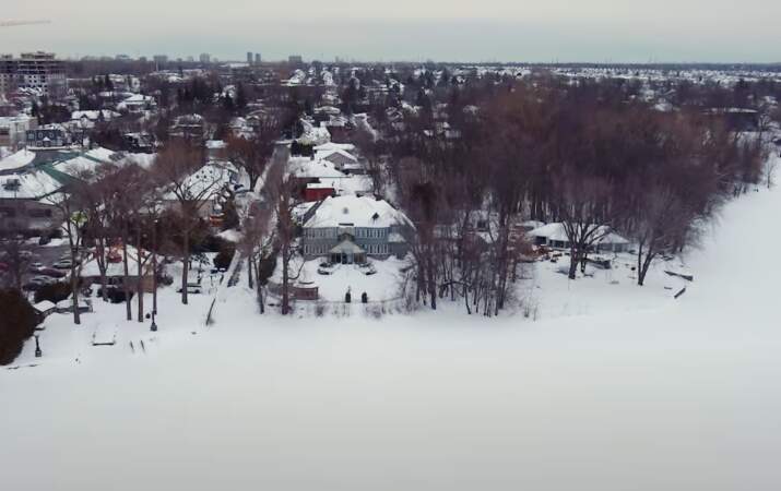 La maison est situé dans le quartier résidentiel de Vieux Sainte-Rose, avec une vue à couper le souffle sur une rivière gelée en hiver