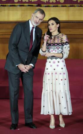 Letizia d'Espagne et sa robe patineuse lors de la cérémonie des "2021 National Culture Awards" à Saragosse, le 20 février 2023. Semi-transparente et brodée de fleurs, la robe provient des ateliers Temperley London.