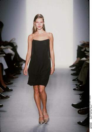 Kate Moss au défilé Calvin Klein collection automne-hiver 1997-1998