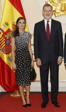 Letizia d'Espagne renoue avec la robe à pois à l'occasion de leur voyage officiel en Angola, le 7 février 2023