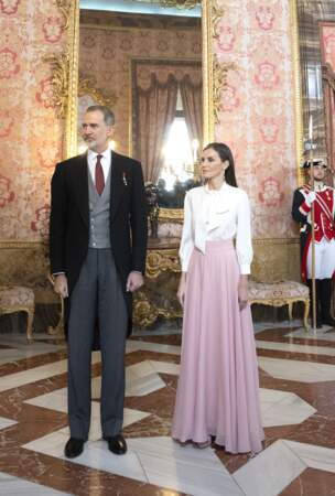 Letizia d'Espagne conjugue une longue jupe plissée à une chemise blanche, le 25 janvier 2023