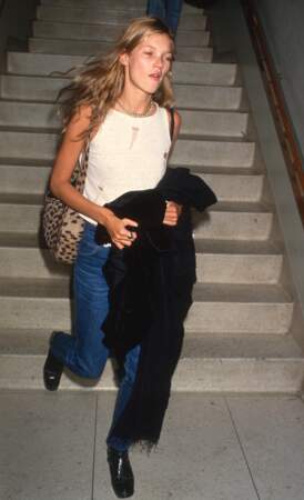 Kate Moss arrive à l'aéroport de Los Angeles le 21 février 1994