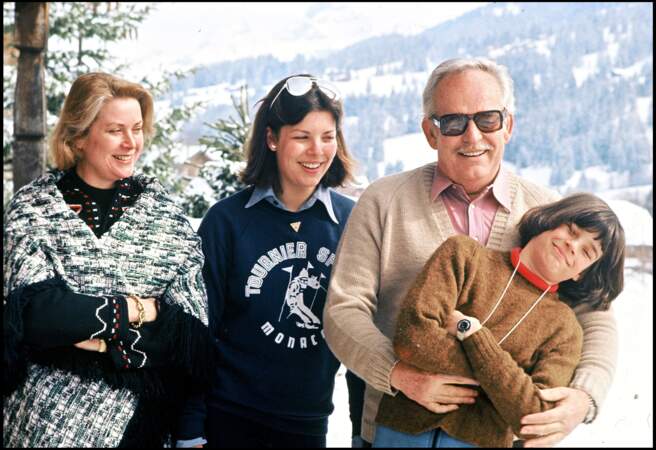 Rainier III avec son épouse Grace Kelly et leurs filles Caroline et Stéphanie à Gstaad en 1977