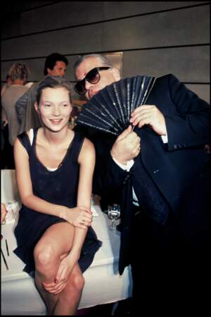 Kate Moss et Karl Lagerfeld en backstage d'un défilé de mode à Paris en 1994