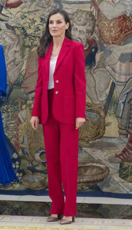  Letizia d'Espagne et son ensemble de costume rose fuchsia Carolina Herrera, le 24 mars 2023 