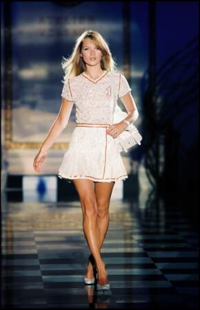 Kate Moss défilé pour Versace Haute Couture automne-hiver 1995/1996