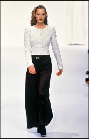 Kate Moss défile pour Chanel Haute Couture automne-hiver 1994-1995
