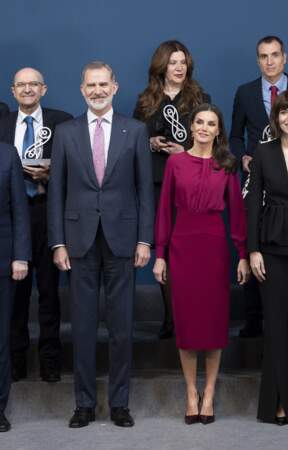 Letizia d'Espagne et sa robe cerise à la remise des prix nationaux de recherche 2022, le 1er mars 2023 