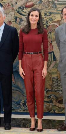 Letizia d'Espagne et son pantalon en cuir bordeaux au Palais de la Zarzuela à Madrid le 15 février 2023
