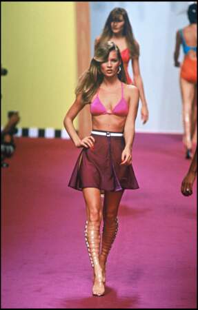 Kate Moss au défilé Karl Lagerfeld Prêt-à-porter Printemps-été 1995 à Paris