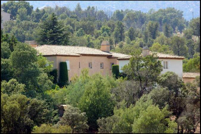 Cette villa de  400 mètres carrés a été achetée par Johnny Depp et Vanessa Paradis en 2001. Le prix désormais demandé est de 45 millions d'euros. 