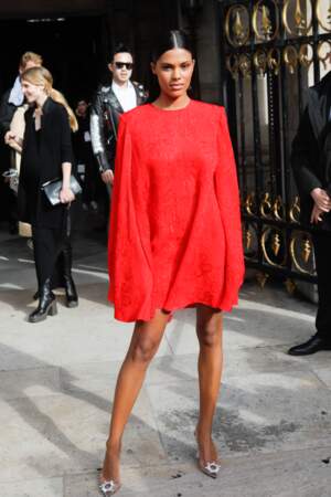 Tina Kunakey en robe rouge au défilé Stella McCartney à Paris, le 30 septembre 2019 