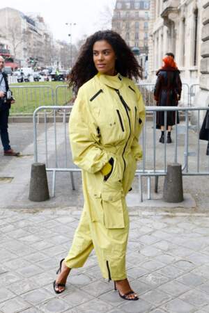 Tina Kunakey en combinaison au défilé de mode Stella McCartney à Paris en 2023