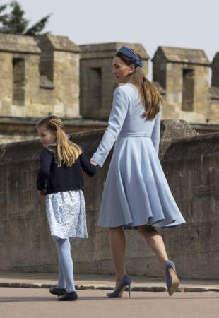Kate Middleton et la princesse Charlotte sont accordées en bleu clair, le 17 avril 2022