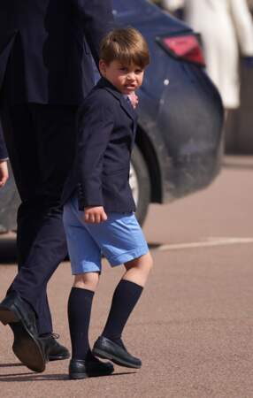 La famille royale du Royaume Uni quitte la chapelle Saint George pour la messe de Pâques au château de Windsor