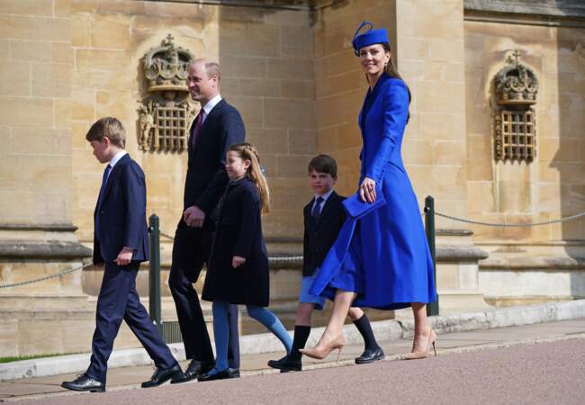 La famille royale du Royaume Uni arrive à la chapelle Saint George pour la messe de Pâques au château de Windsor, le 9 avril 2023
