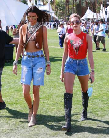 Kendall Jenner et Hailey Baldwin sont accordées en denim bleu à Coachella en 2015