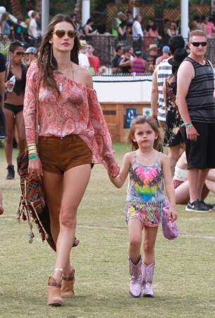 Alessandra Ambrosio et sa fille Anja sont assorties en rose à Coachella en 2014