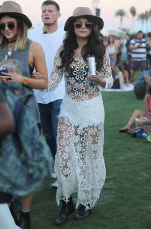 Selena Gomez et sa longue robe en dentelle immaculée au Festival Coachella en 2014