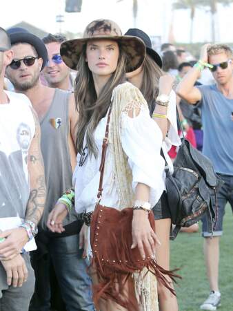 Alessandra Ambrosio est canon avec un chapeau et un sac à franges au Festival Coachella en 2013 