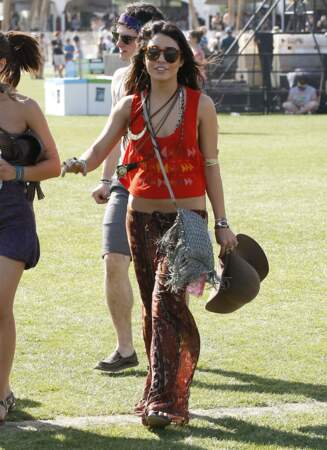 Vanessa Hudgens et son pantalon ample au Festival de Coachella 