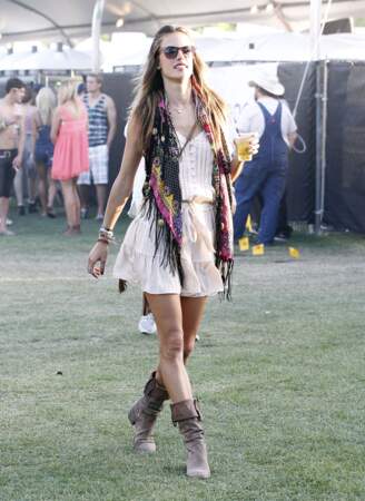 Alessandra Ambrossio en mini-robe au Festival de Coachella 