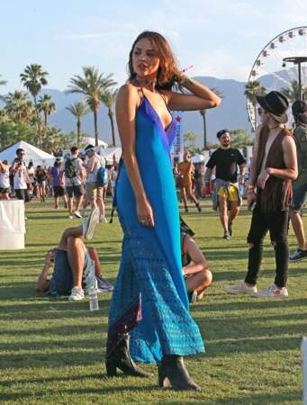 Eiza Gonzalez plébiscite la longue robe légère à Coachella en 2017