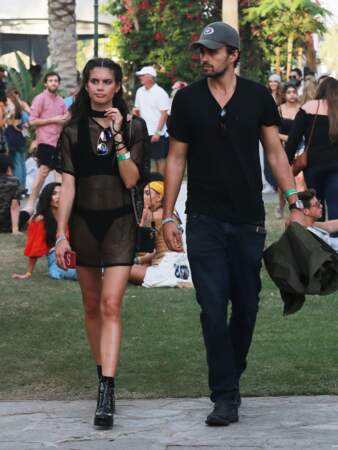 Sara Sampaio est canon avec sa robe en crochet à Coachella en 2017