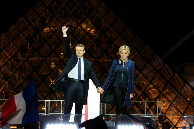 Brigitte Macron est élégante avec un chignon banane le jour de l'élection du président Emmanuel Macron devant la pyramide au musée du Louvre à Paris en 2017