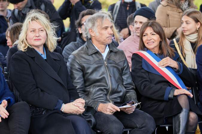 Luana Belmondo et Paul Belmondo accompagnés d'Anne Hidalgo, maire de Paris sous le pont de Bir-Hakeim où Jean-Paul Belmondo avait tourné une scène culte du film "Peur sur la ville", sorti en 1975.