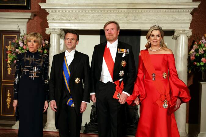 Brigitte Macron, le président Emmanuel Macron, le roi Willem Alexander des Pays-Bas et la reine Maxima immortalisent leurs retrouvailles avant d'assister à un dîner d'État dans le palais royal d'Amsterdam, le 11 avril 2023