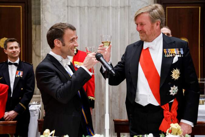 Le président Emmanuel Macron et le roi Willem Alexander des Pays-Bas portent un toast lors du dîner d'état au palais royal à Amsterdam le 11 avril 2023