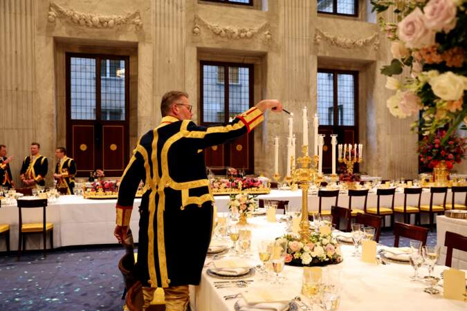 Au menu de ce dîner d'État organisé au palais royal d'Amsterdam, le 1& avril 2023 : perles de caviar impérial, tournedos sauce au vin rouge et  Haagse Hopjes pour le dessert